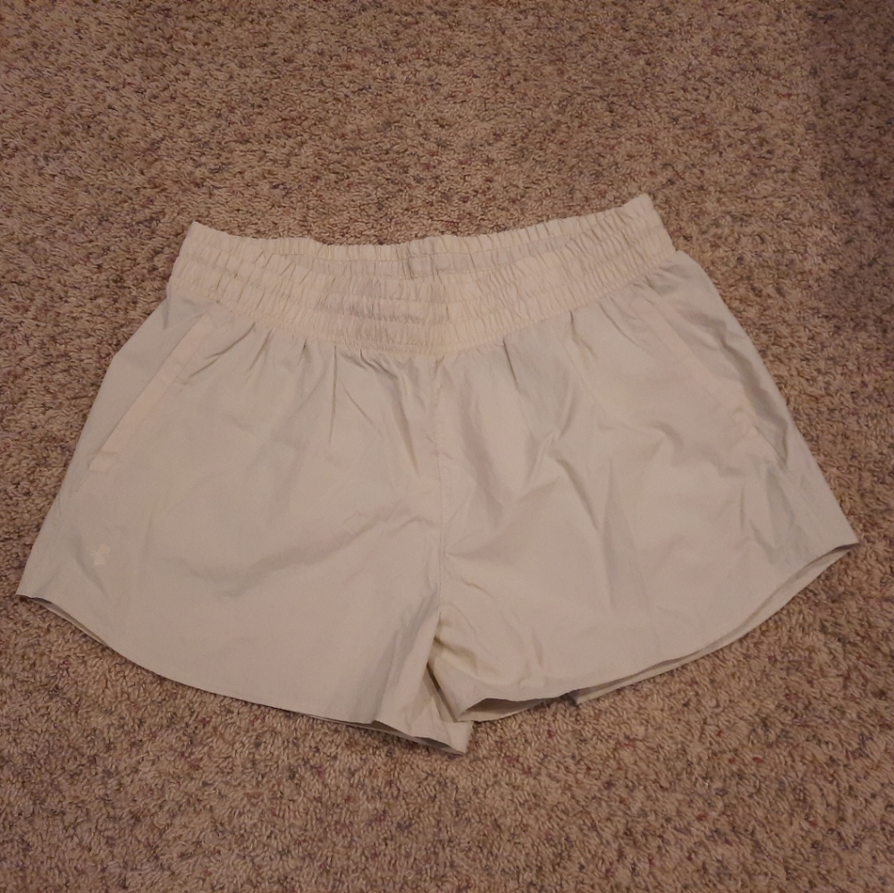 Under Armour Women's Size XL Athletic Shorts Beige Lightweight Pockets Brand New